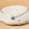Découvrez le collier Mochi, un bijou marin fabriqué en France sur l’Île d’Oléron par des monteuses qualifiées.