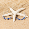 Découvrez les boucles d’oreilles Allure, un bijou marin fabriqué en France sur l’Île d’Oléron par des monteuses qualifiées.