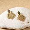 Découvrez les boucles d’oreilles Amira, un bijou marin fabriqué en France sur l’Île d’Oléron par des monteuses qualifiées.