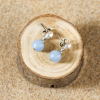 Découvrez les boucles d’oreilles Atome, un bijou marin fabriqué en France sur l’Île d’Oléron par des monteuses qualifiées.