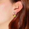 Atome est une paire de petites boucles d'oreilles composée d'un clou d'oreilles en métal plauqé argent 999 et d'un pendentif boule jaune. Il s'agit d'une pièce unique fabriquée sur l'ïle d'Oléron.