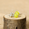 Découvrez les boucles d’oreilles Atome, un bijou marin fabriqué en France sur l’Île d’Oléron par des monteuses qualifiées.