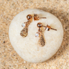 Découvrez les boucles d’oreilles Chagrin, un bijou marin fabriqué en France sur l’Île d’Oléron par des monteuses qualifiées.