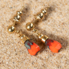 Découvrez les boucles d’oreilles Clicia, un bijou marin fabriqué en France sur l’Île d’Oléron par des monteuses qualifiées.