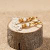 Découvrez les boucles d’oreilles Coraux, un bijou marin fabriqué en France sur l’Île d’Oléron par des monteuses qualifiées.