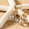 Découvrez les boucles d’oreilles Cristal, un bijou marin fabriqué en France sur l’Île d’Oléron par des monteuses qualifiées.
