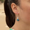 Les boucles d'oreilles Indien : des boucles d'oreilles inspirées par la profondeur et la sérénité de la mer. Elles se composent de boules impériales bleu, d'une boule en plaqué argent 999 et d'une rondelle en plaqué argent 999. Ce sont des boucles d'oreilles de 2.5cm.