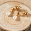 Boucles d'oreilles Iréna : des boucles d'oreilles discrètes et délicates composées de perles de rivières blanches en forme de gouttes d'eau.