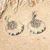 Retour de plage propose des bijoux fantaisie fabriqués avec des matériaux de qualité : céramique, lin, perles de verre, hématite, quartz, amazonite, perles de rivière, perle de jade, lapis lazuli, perles de culture, pierre de sable, etc.