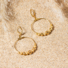 Découvrez les boucles d’oreilles Leslie, un bijou marin fabriqué en France sur l’Île d’Oléron par des monteuses qualifiées.