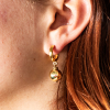 Découvrez les boucles d’oreilles Louison, un bijou marin fabriqué en France sur l’Île d’Oléron par des monteuses qualifiées.