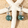 Boucles d'oreilles en céramique vert émeraude et détails argentés.