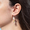 Boucles d'oreilles en perles de rivière et en perles multicolores aux détails argentés.
