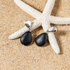 Découvrez les boucles d’oreilles Masuda, un bijou marin fabriqué en France sur l’Île d’Oléron par des monteuses qualifiées.