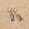 Découvrez les boucles d’oreilles Pêcheur, un bijou marin fabriqué en France sur l’Île d’Oléron par des monteuses qualifiées.