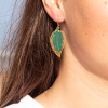Boucles d'oreilles dorées et vertes plumes