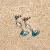 Découvrez les boucles d’oreilles Reflet, un bijou marin fabriqué en France sur l’Île d’Oléron par des monteuses qualifiées.
