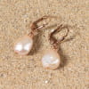 Découvrez les boucles d’oreilles Ouvéa, un bijou marin fabriqué en France sur l’Île d’Oléron par des monteuses qualifiées.