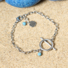 Découvrez le bracelet Aïda, un bijou marin fabriqué en France sur l’Île d’Oléron par des monteuses qualifiées.