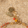 Découvrez le bracelet de cheville Cardinal, un bijou marin fabriqué en France sur l’Île d’Oléron par des monteuses qualifiées.