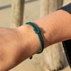 Bracelet couple : un bracelet composé de 2 cordons en polyester vert sapin qui sont noués par un noeud plat.