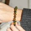 Derby est un bracelet pour femme en perles kaki et doré. Il s'agit d'une création Retour de plage fabriquée artisanalement sur l'ïle d'Oléron , en France.