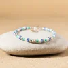 Marinière est un bracelet coloré et lumineux qui apporte de la joie et de la bonne humeur au quotidien. Composé de perles en verre vert émeraude, blanches et rayées bleu marine et blanc, ce bracelet offre une touche d'originalité à tous vos looks. A porter seul ou à assortir, ce bijou s'adapte aux envies de chacun. 