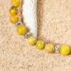 Bracelet en perles jaunes et aux détails argenté