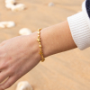 Découvrez le bracelet Noémie, un bijou marin fabriqué en France sur l’Île d’Oléron par des monteuses qualifiées.