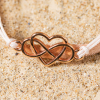 Découvrez le bracelet Passion, un bijou marin fabriqué en France sur l’Île d’Oléron par des monteuses qualifiées.