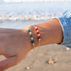 Découvrez le bracelet Royannaise, un bijou marin fabriqué en France sur l’Île d’Oléron par des monteuses qualifiées.