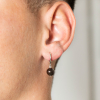 Découvrez les boucles d’oreilles Hao, un bijou marin fabriqué en France sur l’Île d’Oléron par des monteuses qualifiées.