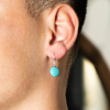 Découvrez les boucles d’oreilles Hadji, un bijou marin fabriqué en France sur l’Île d’Oléron par des monteuses qualifiées.