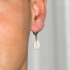 Découvrez les boucles d’oreilles Hukko, un bijou marin fabriqué en France sur l’Île d’Oléron par des monteuses qualifiées.