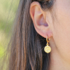 Boucles d'oreilles Camomille Retour de Plage en métal doré 24 carats, pendentif rond en forme de fleur stylisée, monture en dormeuse dorée – bijou artisanal fabriqué en France