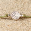 Détail du bracelet Coton avec cordon en coton kaki ajustable, médaille gravée arbre de vie et perles argentées – création artisanale française élégante