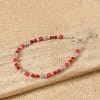 Bracelet Raffinée Retour de Plage en perles d'agate, corail, verre rouges et métal plaqué argent 999, avec fermoir mousqueton et médaille gravée – bijou artisanal fabriqué en France