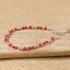 Détail du bracelet Raffinée avec perles rouges en agate, corail, verre et perles argentées, monté sur chaîne avec fermoir mousqueton – création artisanale française élégante