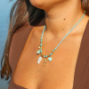 collier Bachata doré et turquoise porté sur peau bronzée, pendentifs et perles colorées