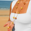 Sautoir Crème Retour de Plage en céramique jaune, cordon en coton ciré et perles en métal plaqué argent – bijou artisanal fabriqué en France