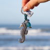 Porte-clés Amanda avec pendentif hippocampe argenté et cordon en cuir et perle turquoise