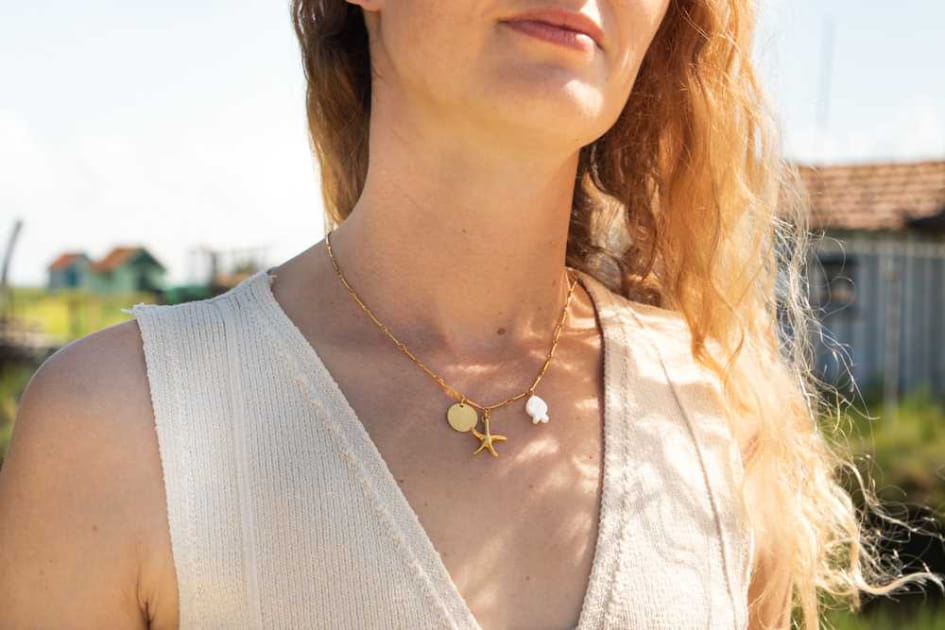 Cache Collier Un collier en perles ou coquillage : les tendances de cet été ...