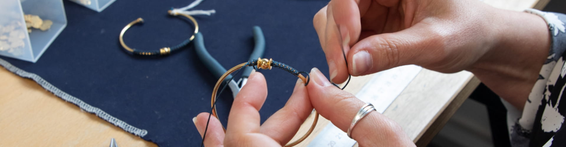 Fabrication de bijoux à la main dans notre atelier principal