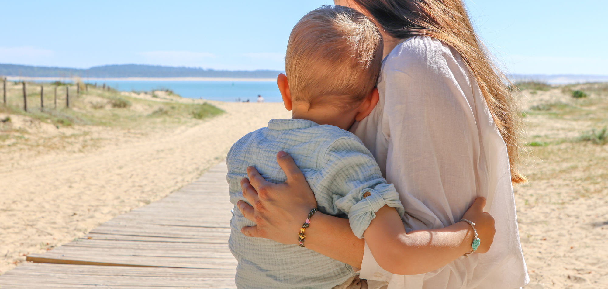 Bonne fête maman : duo enfant et maman à la plage.