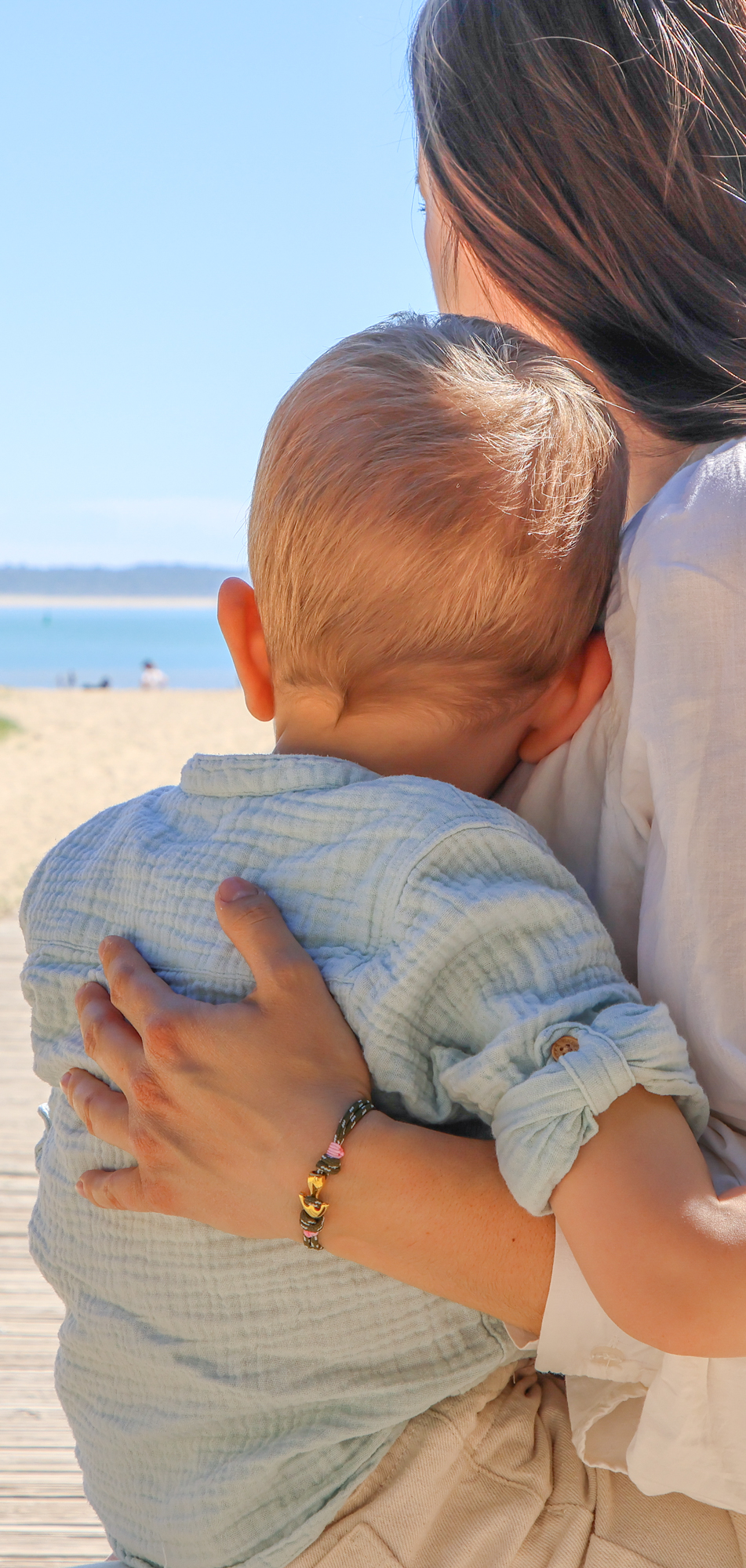 Bonne fête maman : duo enfant et maman à la plage.