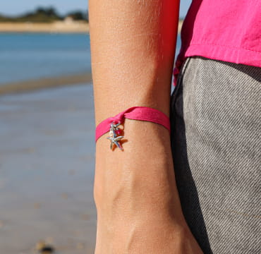 bracelet octobre rose sur la plage