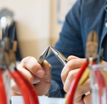 Nos monteuses en bijoux à l'atelier, fabriquant des créations uniques.