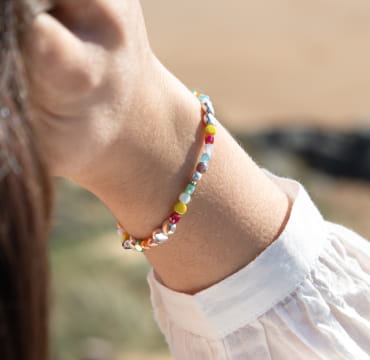 Bracelet pour femme Multi fabriqué avec de petites perles multicolores en verre.