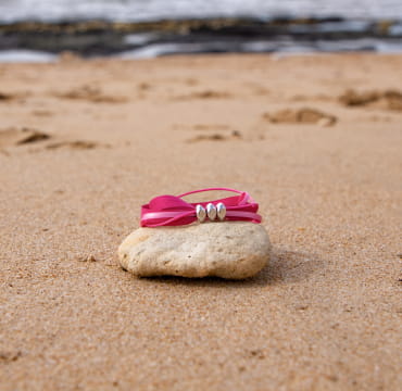 bracelet octobre rose sur la plage