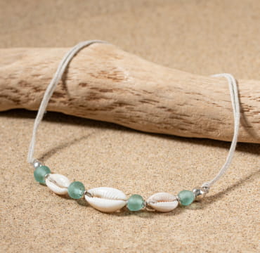 Collier Nacule pour femme composé de coquillages et de perles en verre.